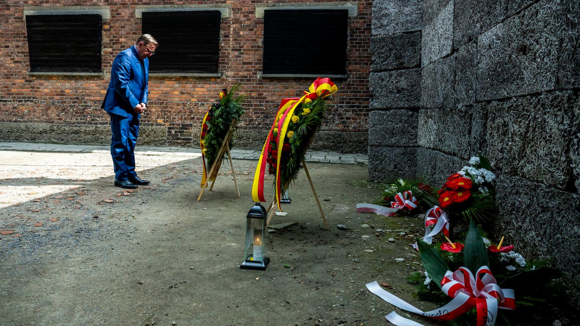 Polen, Auschwitz: Bundesratspräsident Bodo Ramelow legt in der Gedenkstätte Auschwitz-Birkenau einen Kranz nieder. Polen, Auschwitz: Bundesratspräsident Bodo Ramelow legt in der Gedenkstätte Auschwitz-Birkenau einen Kranz nieder.