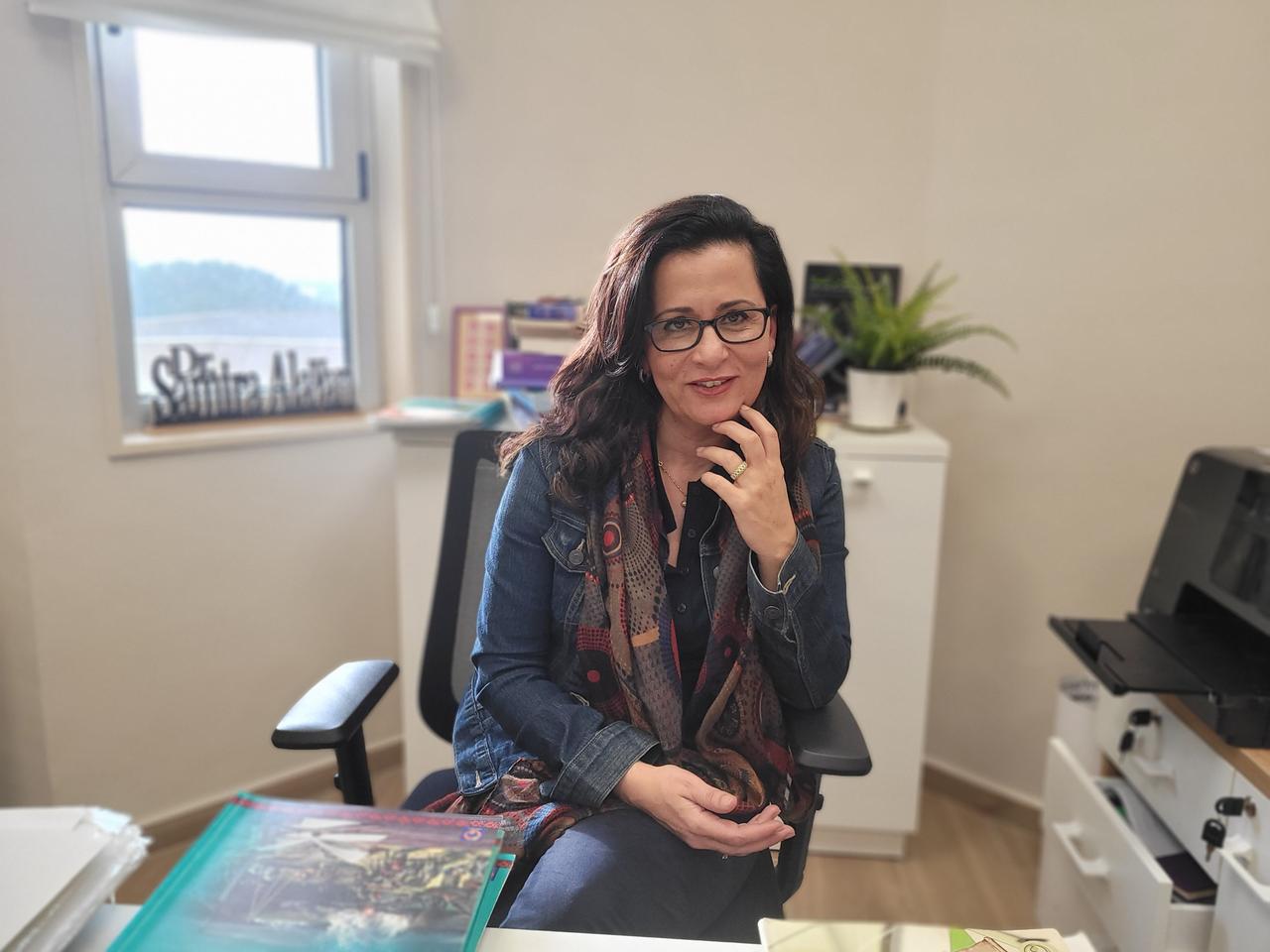 Eine Frau sitzt in einem hellen Büro und schaut in die Kamera: die Erziehungswissenschaftlerin Samira Alayan. Eine Frau sitzt in einem hellen Büro und schaut in die Kamera: die Erziehungswissenschaftlerin Samira Alayan.