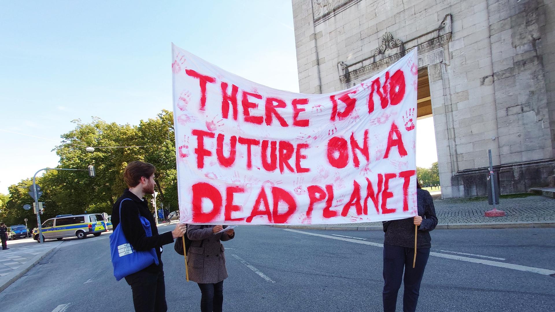 Aktivisten von "Fridays for Future" halten beim globalen Klimastreik in München ein Transport mit dem Text hoch: "There is no future on a dead planet". Aktivisten von "Fridays for Future" halten beim globalen Klimastreik in München ein Transport mit dem Text hoch: "There is no future on a dead planet".