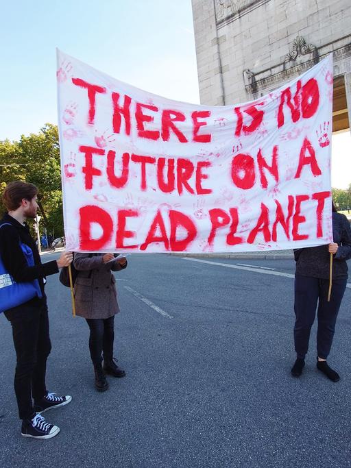 Aktivisten von "Fridays for Future" halten beim globalen Klimastreik in München ein Transport mit dem Text hoch: "There is no future on a dead planet".
