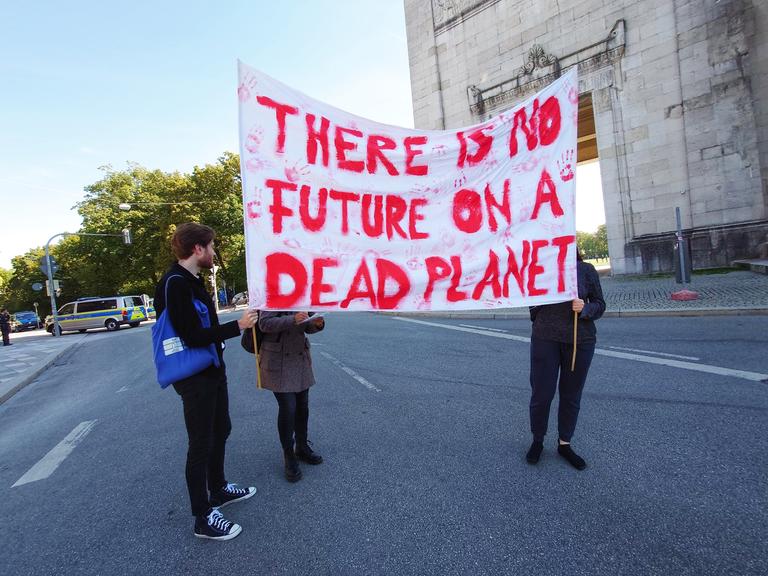 Aktivisten von "Fridays for Future" halten beim globalen Klimastreik in München ein Transport mit dem Text hoch: "There is no future on a dead planet".