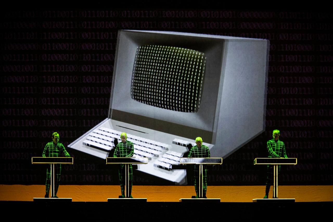 Kraftwerk beim Live-Konzert während des dänischen Musikfestivals Haven Festival 2018 in Kopenhagen. Im Hintergrund der Band ist ein riesiger altmodischer Computer visualisiert.