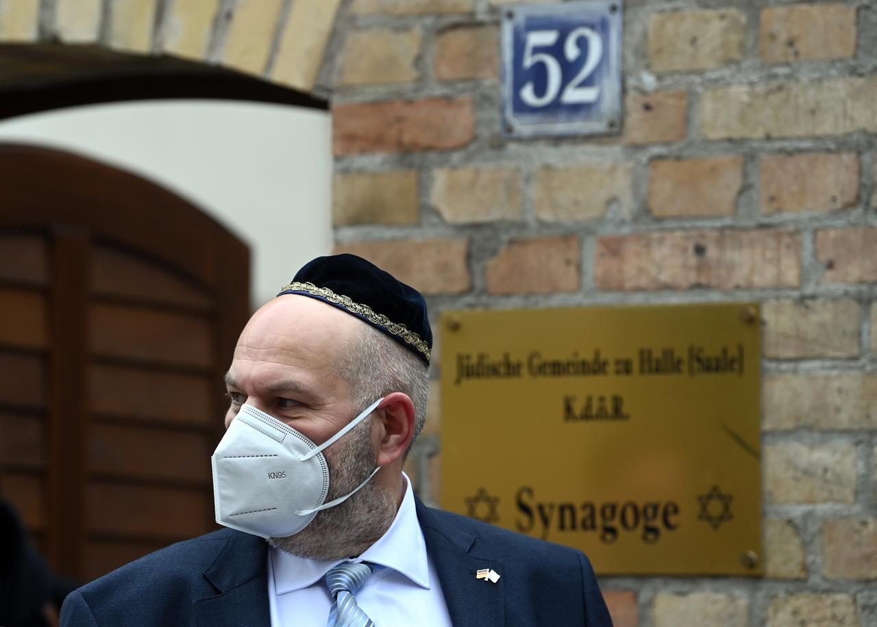 Mann mit Kippa: Max Privorozki, Vorsitzender der Jüdischen Gemeinde Halle, während des Gedenkens an die Opfer 2020. Mann mit Kippa: Max Privorozki, Vorsitzender der Jüdischen Gemeinde Halle, während des Gedenkens an die Opfer 2020.