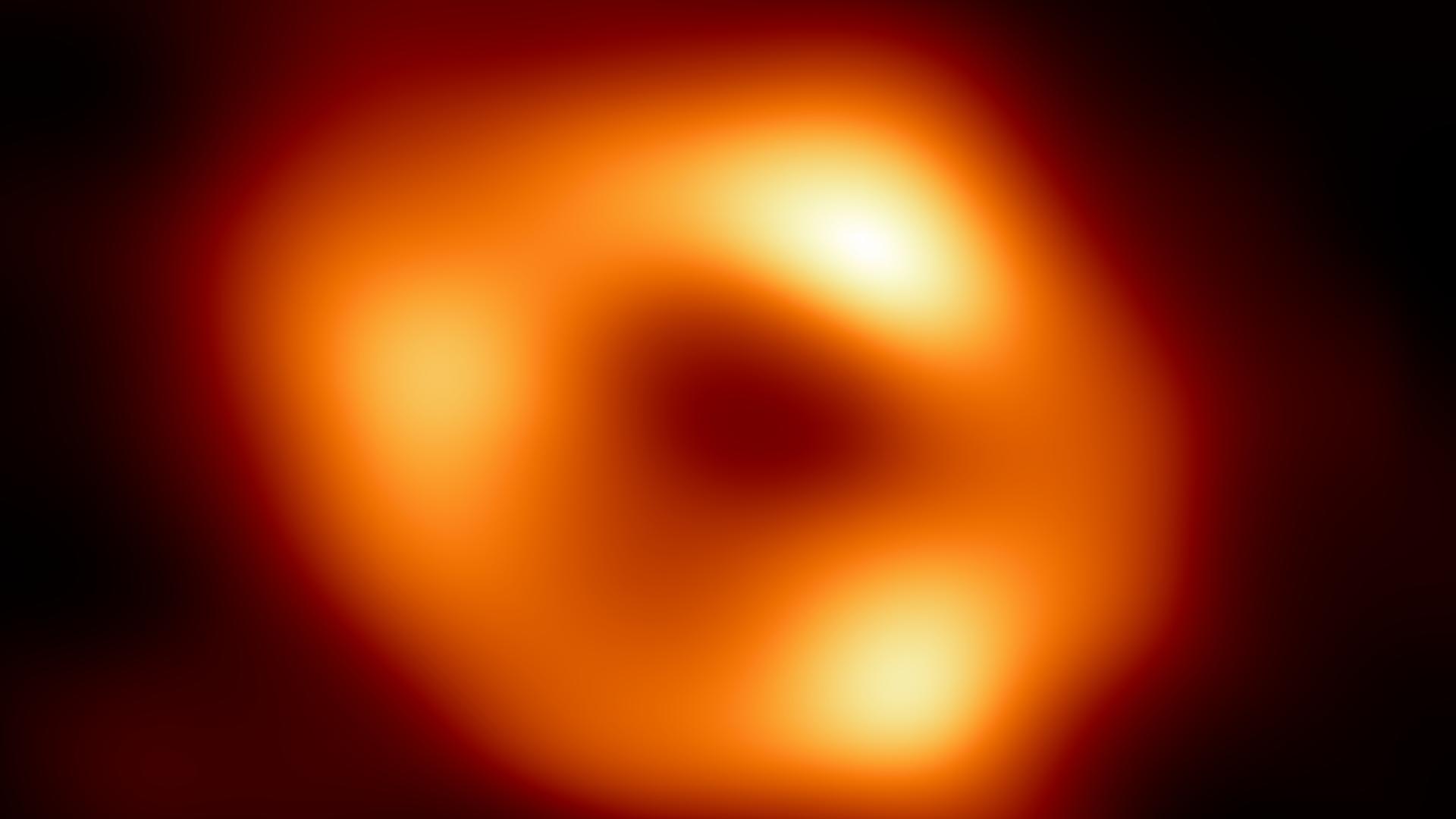 Diese Abbildung zeigt zum ersten Mal Sgr A*, das supermassereiche schwarze Loch im Zentrum unserer Galaxie. Diese Abbildung zeigt zum ersten Mal Sgr A*, das supermassereiche schwarze Loch im Zentrum unserer Galaxie.