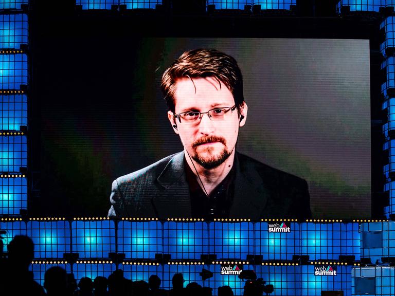 Edward Snowden ist auf einem Monitor zu sehen.