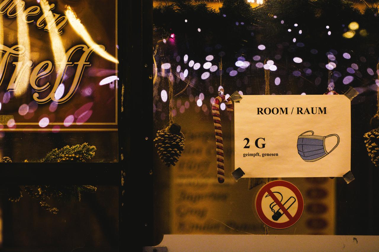 Ein Imbissstand auf dem Weihnachtsmarkt in Essen.
Ein Imbissstand auf dem Weihnachtsmarkt in Essen.