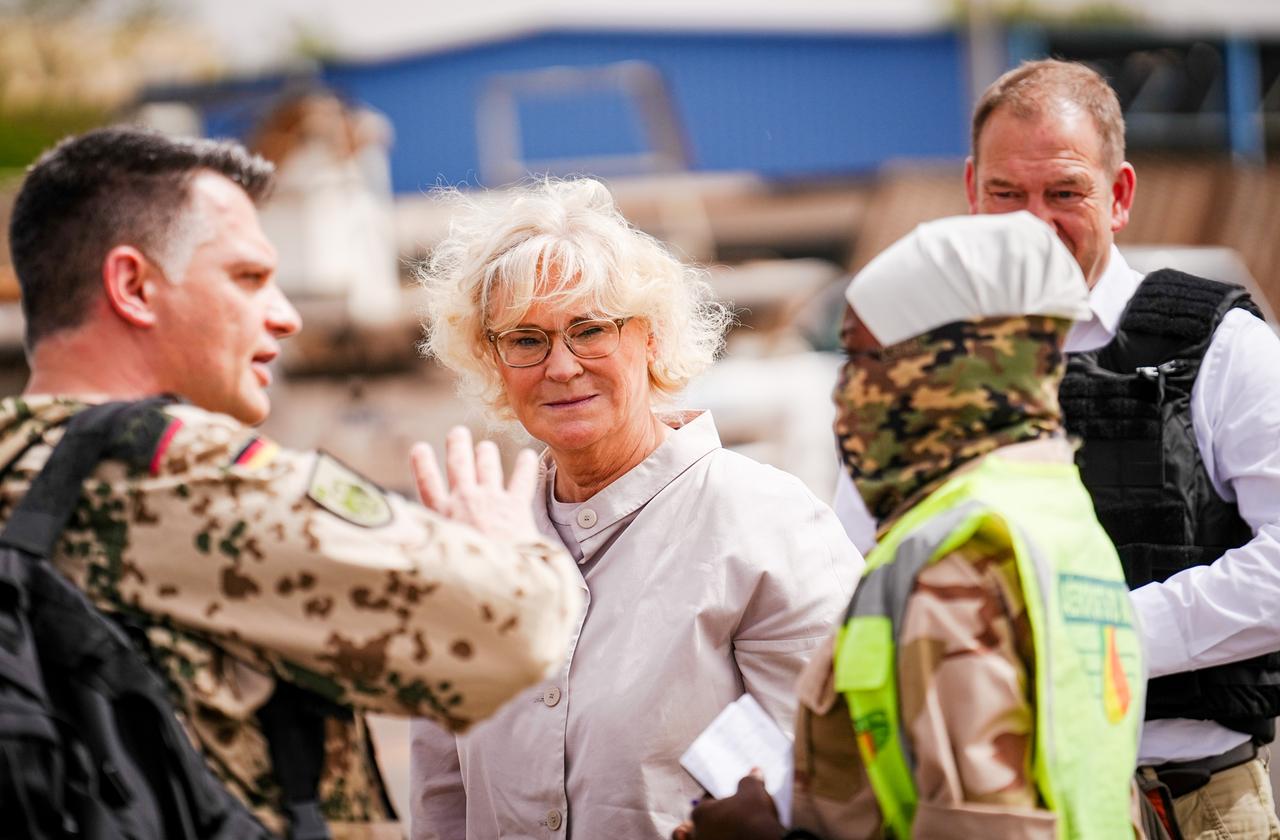 Verteidigungsministerin Lambrecht besucht deutsche Soldaten in Westafrika. Verteidigungsministerin Lambrecht besucht deutsche Soldaten in Westafrika.