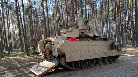 Als abgeschossen markierter Bradley Schützenpanzer der Amerikaner in Litauen

