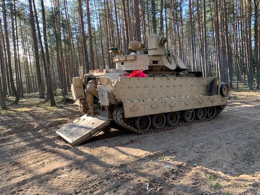 Als abgeschossen markierter Bradley Schützenpanzer der Amerikaner in Litauen

