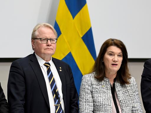 Der schwedische Verteidigungsminister Peter Hultqvist und Außenministerin Ann Linde legen auf einer Pressekonferenz eine sicherheitspolitische Analyse zu einem möglichen NATO-Beitritt vor
