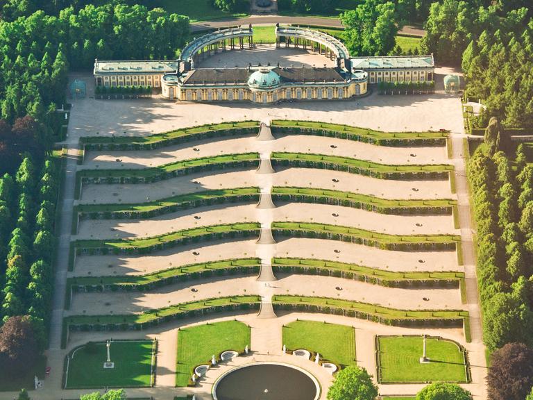 Luftaufnahme vom Potsdamer Schloss Sanssouci