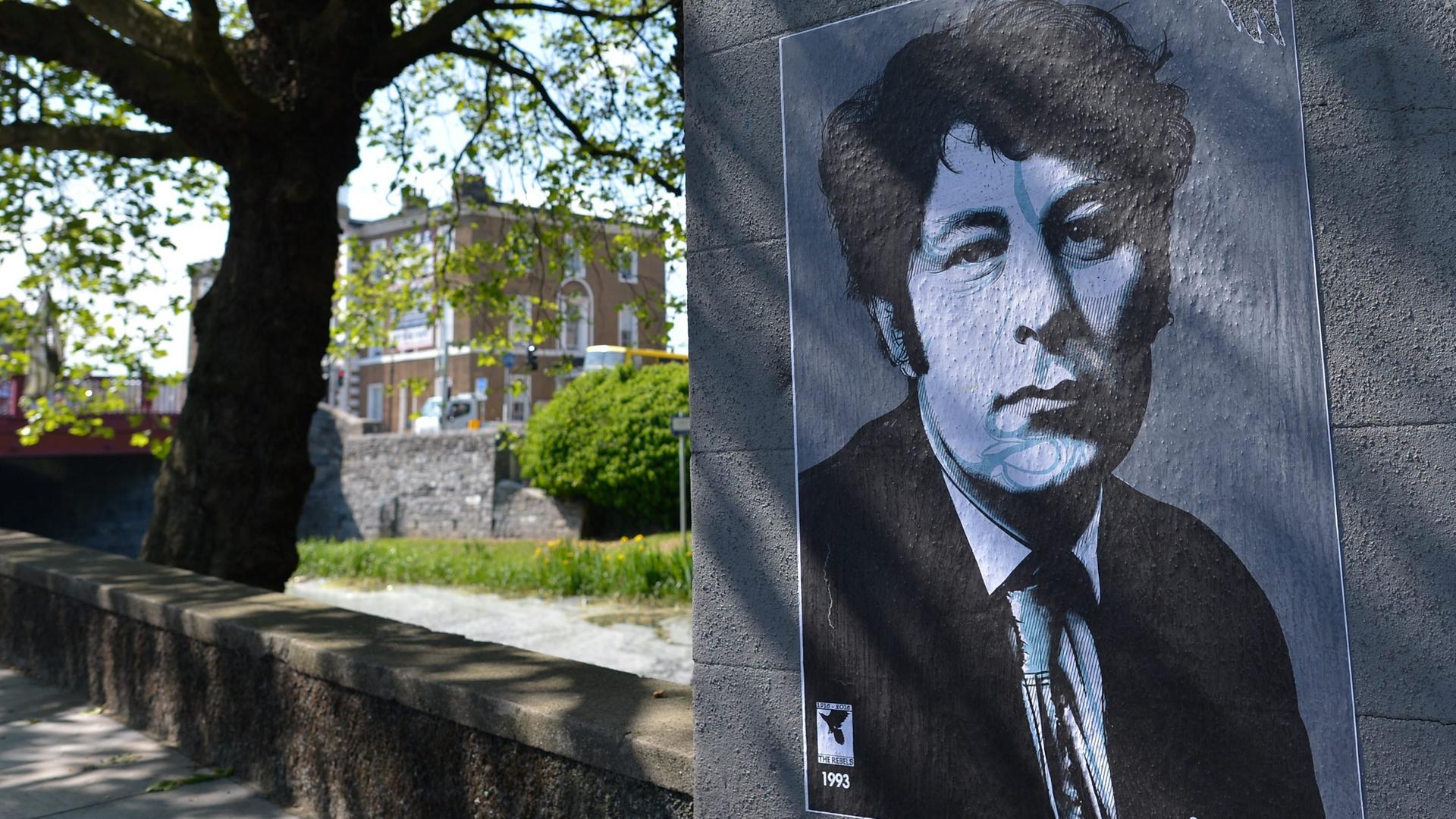An einer Hauswand n Dublin hängt ein Poster des berühmten Dichters Seamus Heaney. An einer Hauswand n Dublin hängt ein Poster des berühmten Dichters Seamus Heaney.
