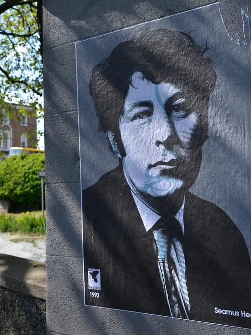 An einer Hauswand n Dublin hängt ein Poster des berühmten Dichters Seamus Heaney.