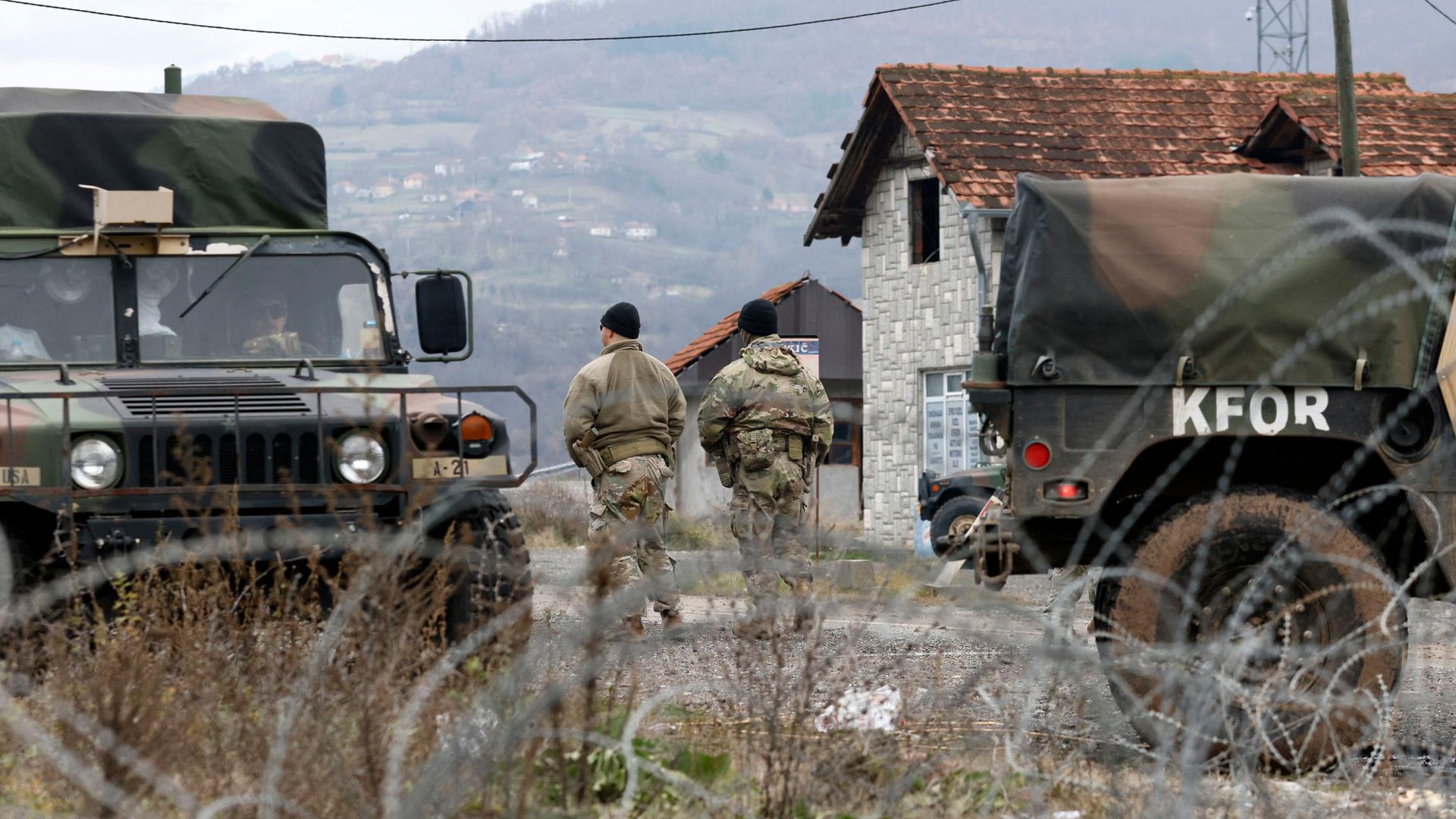 US-Soldaten, die in der NATO-geführten Friedenstruppe KFOR dienen, bewachen einen Kontrollpunkt an der Straße in der Nähe des nördlichen Kosovo-Grenzübergangs von Jarinje, entlang der Grenze zwischen dem Kosovo und Serbien. US-Soldaten, die in der NATO-geführten Friedenstruppe KFOR dienen, bewachen einen Kontrollpunkt an der Straße in der Nähe des nördlichen Kosovo-Grenzübergangs von Jarinje, entlang der Grenze zwischen dem Kosovo und Serbien.