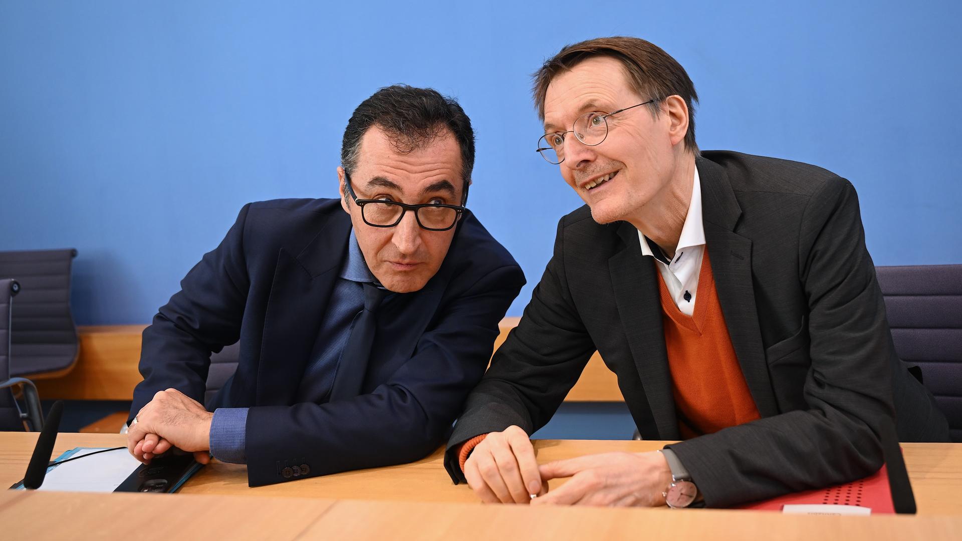 Cem Özdemir (Bündnis90/Die Grünen,l), Bundesminister für Ernährung und Landwirtschaft, und Karl Lauterbach (SPD), Bundesminister für Gesundheit, stellen bei einer Pressekonferenz die Gesetzespläne für den Konsum und Verkauf von Cannabis vor. Cem Özdemir (Bündnis90/Die Grünen,l), Bundesminister für Ernährung und Landwirtschaft, und Karl Lauterbach (SPD), Bundesminister für Gesundheit, stellen bei einer Pressekonferenz die Gesetzespläne für den Konsum und Verkauf von Cannabis vor.
