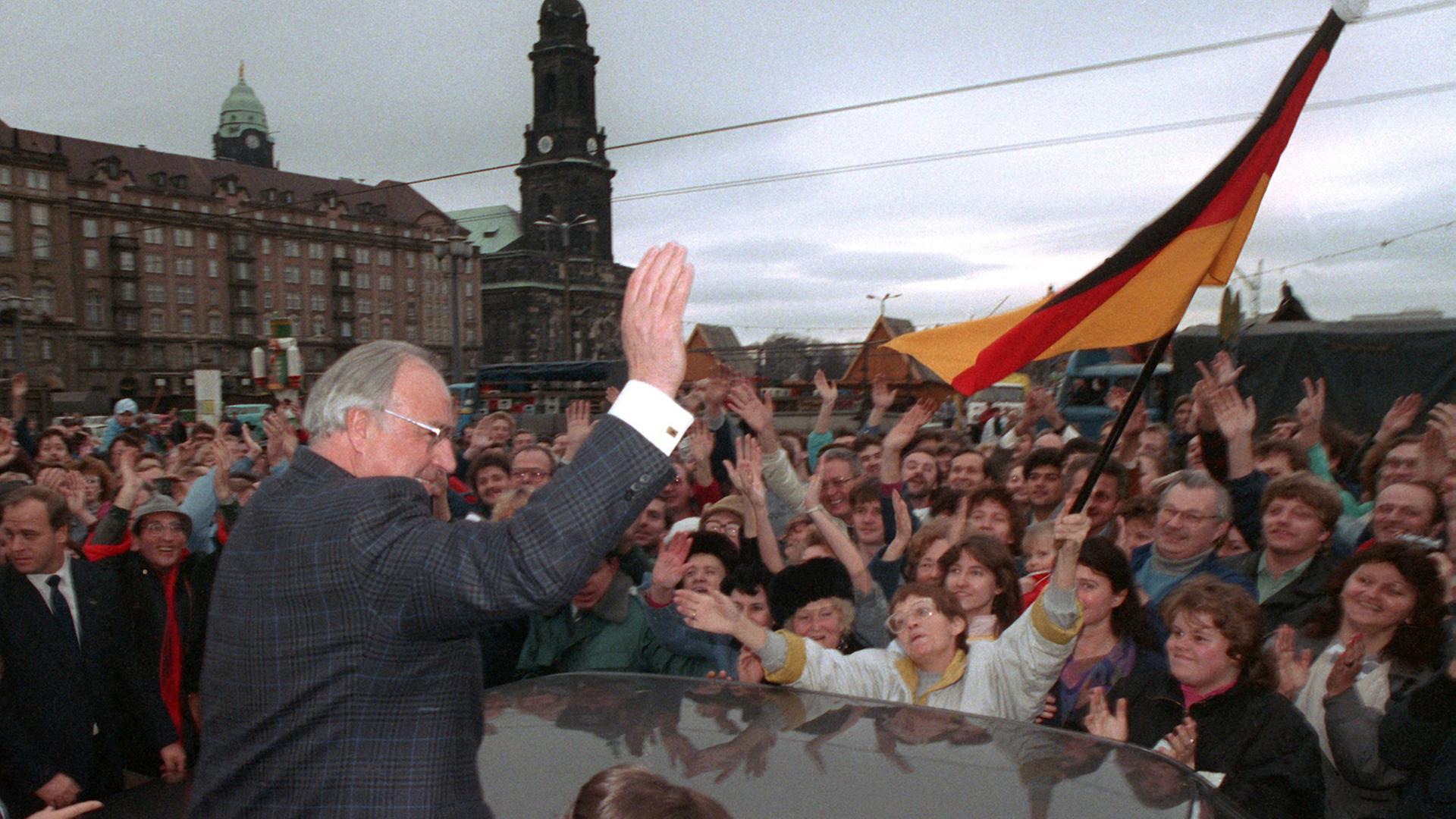 Bundeskanzler Helmut Kohl (CDU) wird am 19. Dezember 1989 anlässlich seines zweitägigen Besuches in der sächsischen Stadt Dresden vor der Kreuzkirche von einer wartenden Menschenmenge stürmisch gefeiert. Bundeskanzler Helmut Kohl (CDU) wird am 19. Dezember 1989 anlässlich seines zweitägigen Besuches in der sächsischen Stadt Dresden vor der Kreuzkirche von einer wartenden Menschenmenge stürmisch gefeiert.