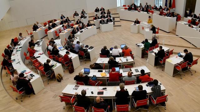 Die Parlamentarier in Potsdam beraten auf der Landtagssitzung im Plenarsaal.
