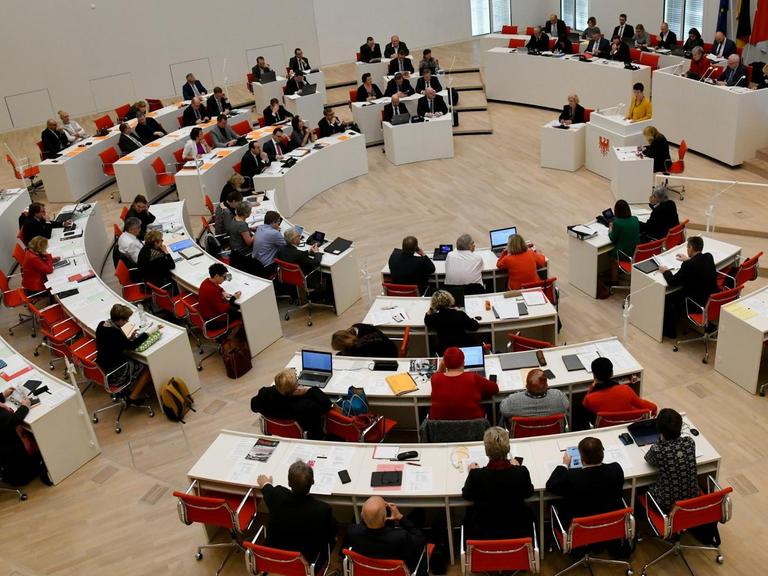 Die Parlamentarier in Potsdam beraten auf der Landtagssitzung im Plenarsaal.