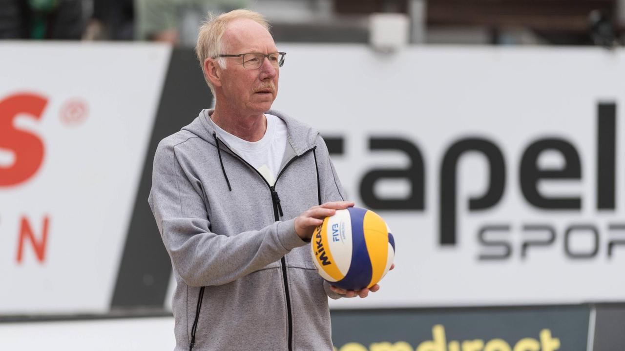 Die Beachvolleyball-Trainer Juergen Wagner bei der Arbeit am Ball. Die Beachvolleyball-Trainer Juergen Wagner bei der Arbeit am Ball.