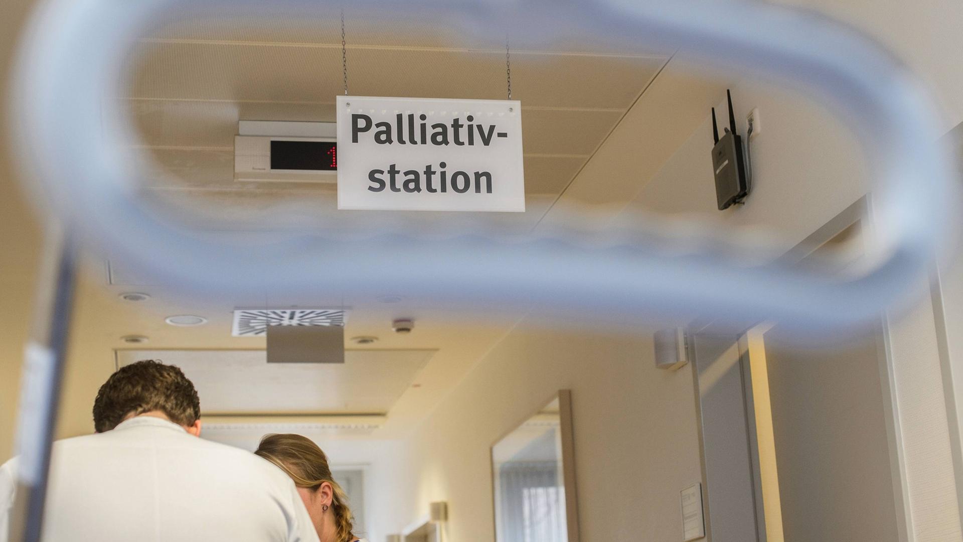 Ein Stationsarzt und eine Krankenschwester während einer Visite auf einer Palliativstation. Ein Stationsarzt und eine Krankenschwester während einer Visite auf einer Palliativstation.