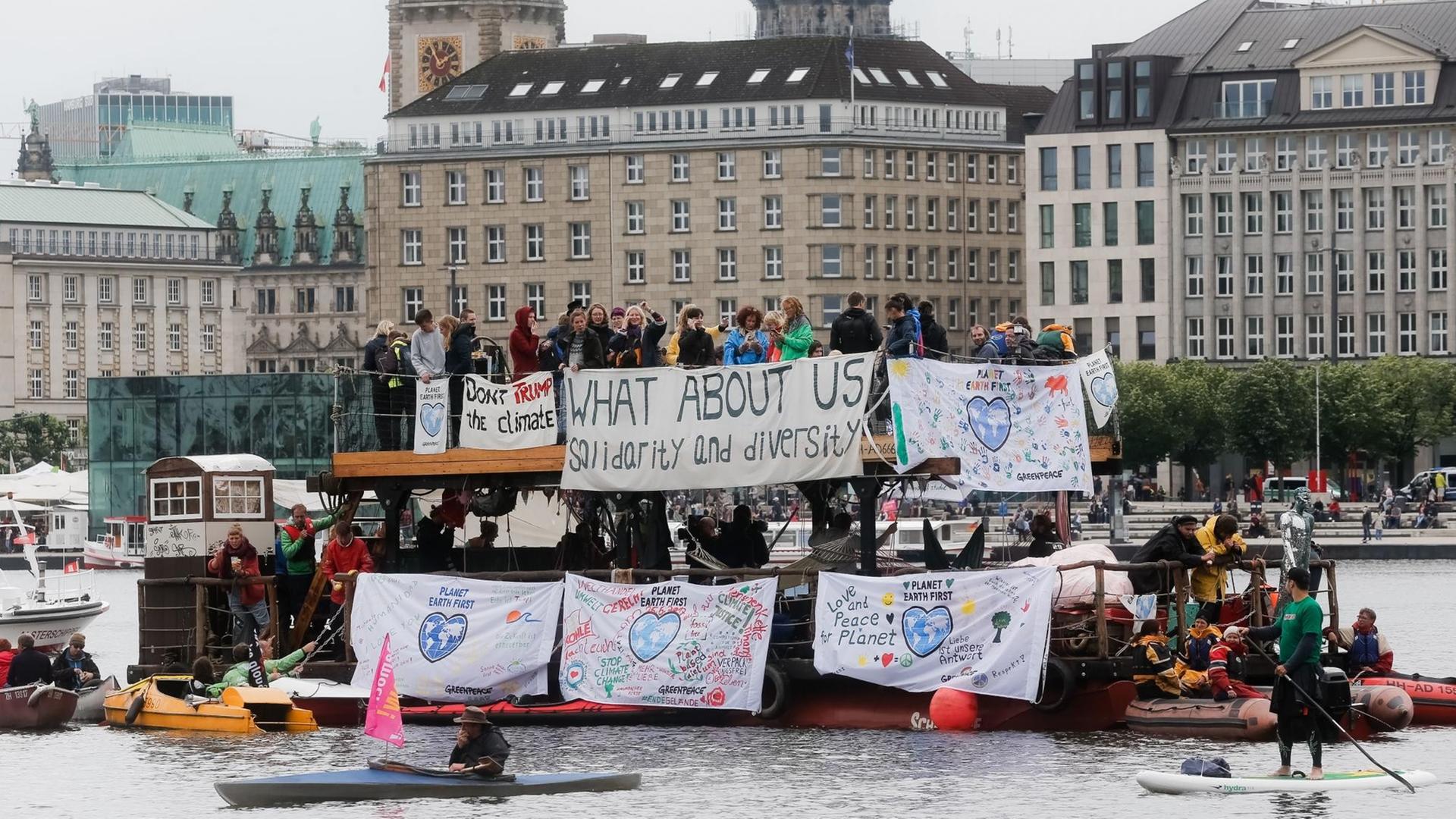 Teilnehmer der Demonstration "G20-Protestwelle" fahren in Hamburg mit einem Floß auf der Binnenalster. Teilnehmer der Demonstration "G20-Protestwelle" fahren in Hamburg mit einem Floß auf der Binnenalster.