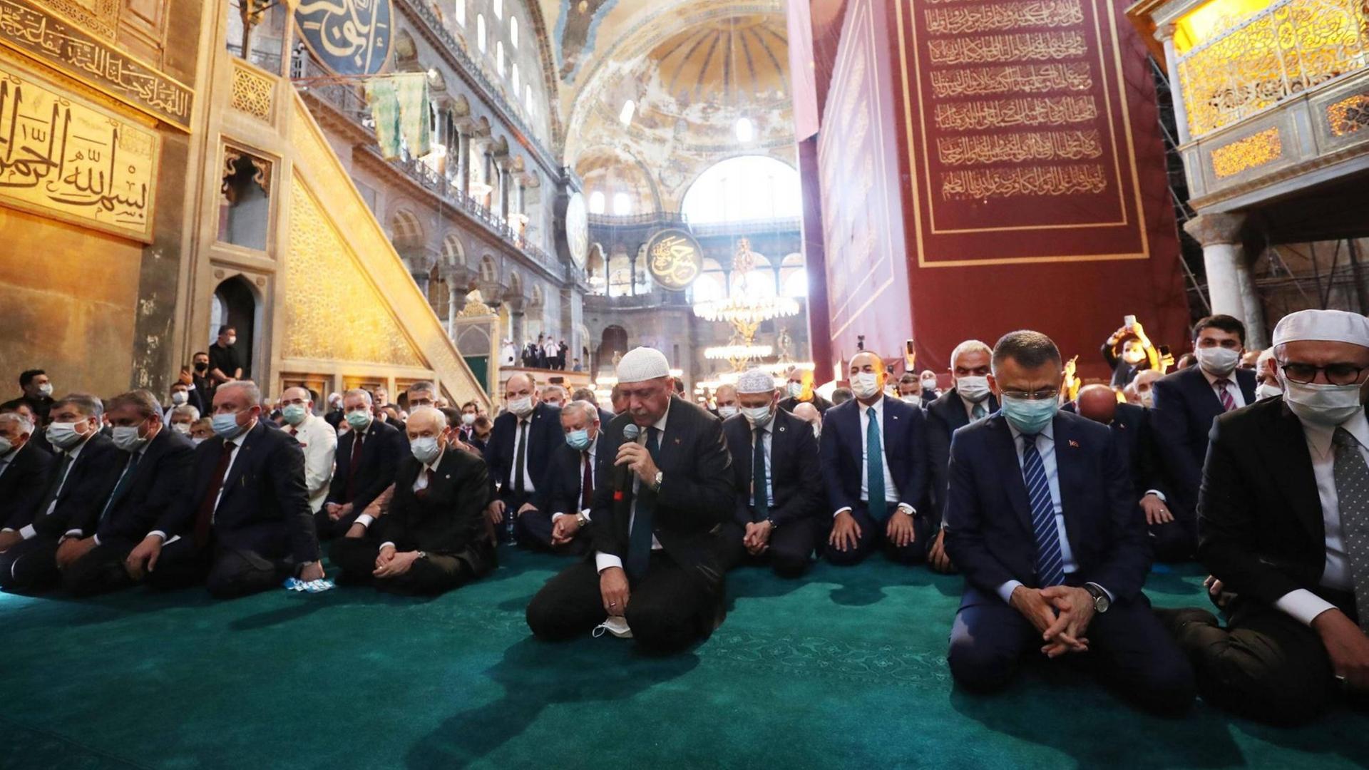 Der türkische Präsident Recep Tayyip Erdogan betet am Freitag, 24.7.2020, in der Hagia Sophia Der türkische Präsident Recep Tayyip Erdogan betet am Freitag, 24.7.2020, in der Hagia Sophia