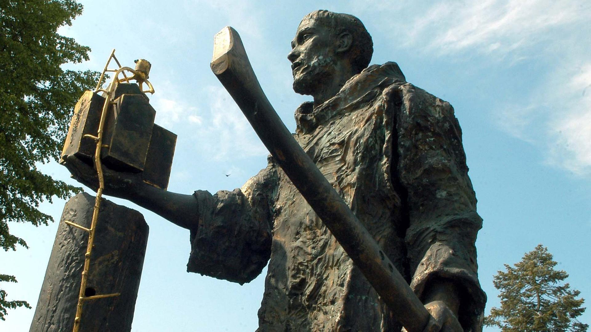 Vor dem St.-Petri-Dom im nordhessischen Fritzlar steht die Statue des heiligen Bonifatius, dem "Apostel der Deutschen". Vor dem St.-Petri-Dom im nordhessischen Fritzlar steht die Statue des heiligen Bonifatius, dem "Apostel der Deutschen".