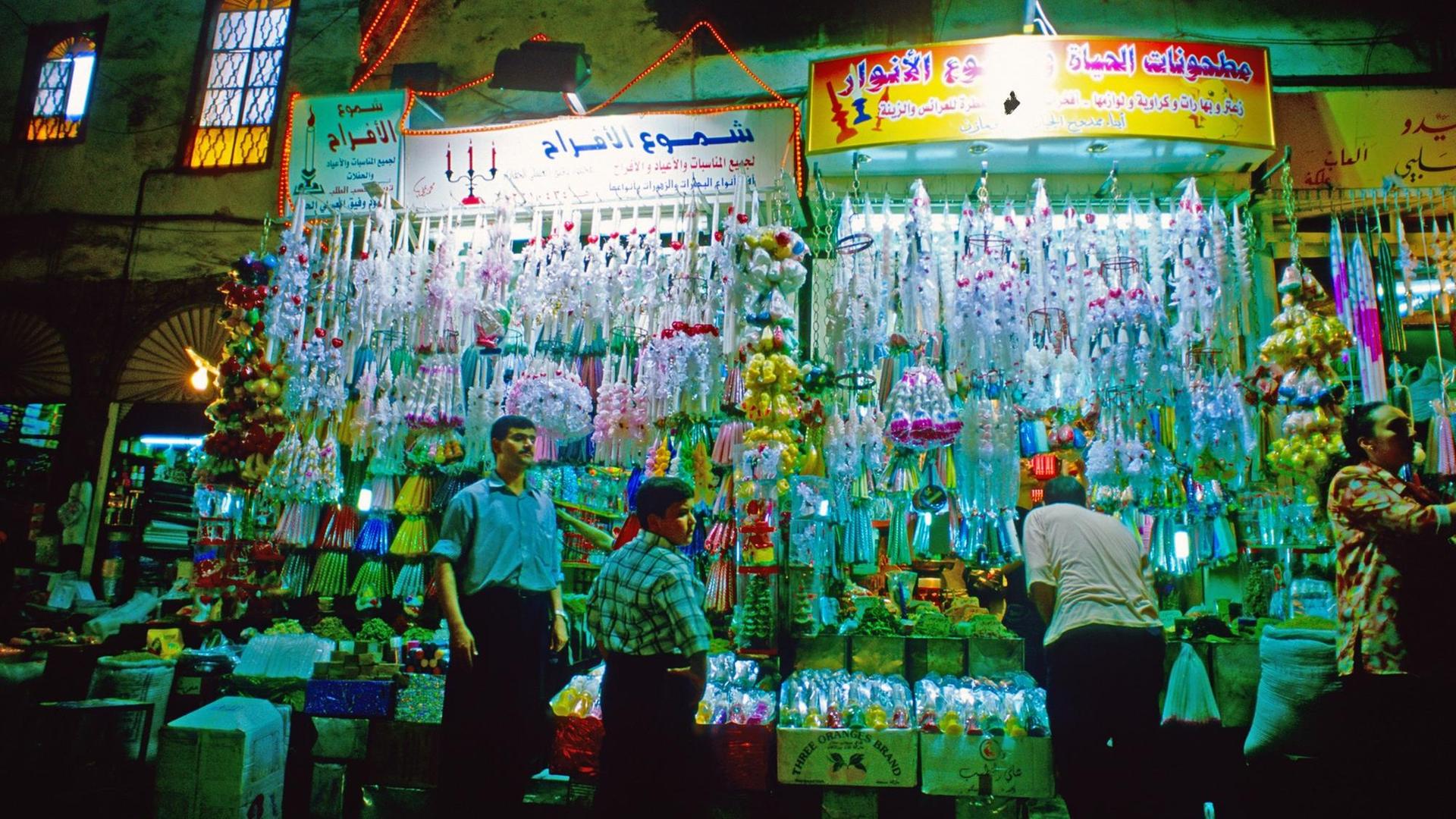 Ein auf Kerzen spezialisiertes Geschäft im Gewürzsouq Buzuriyye in der Altstadt von Damaskus, aufgenommen am 15. 07.2001.