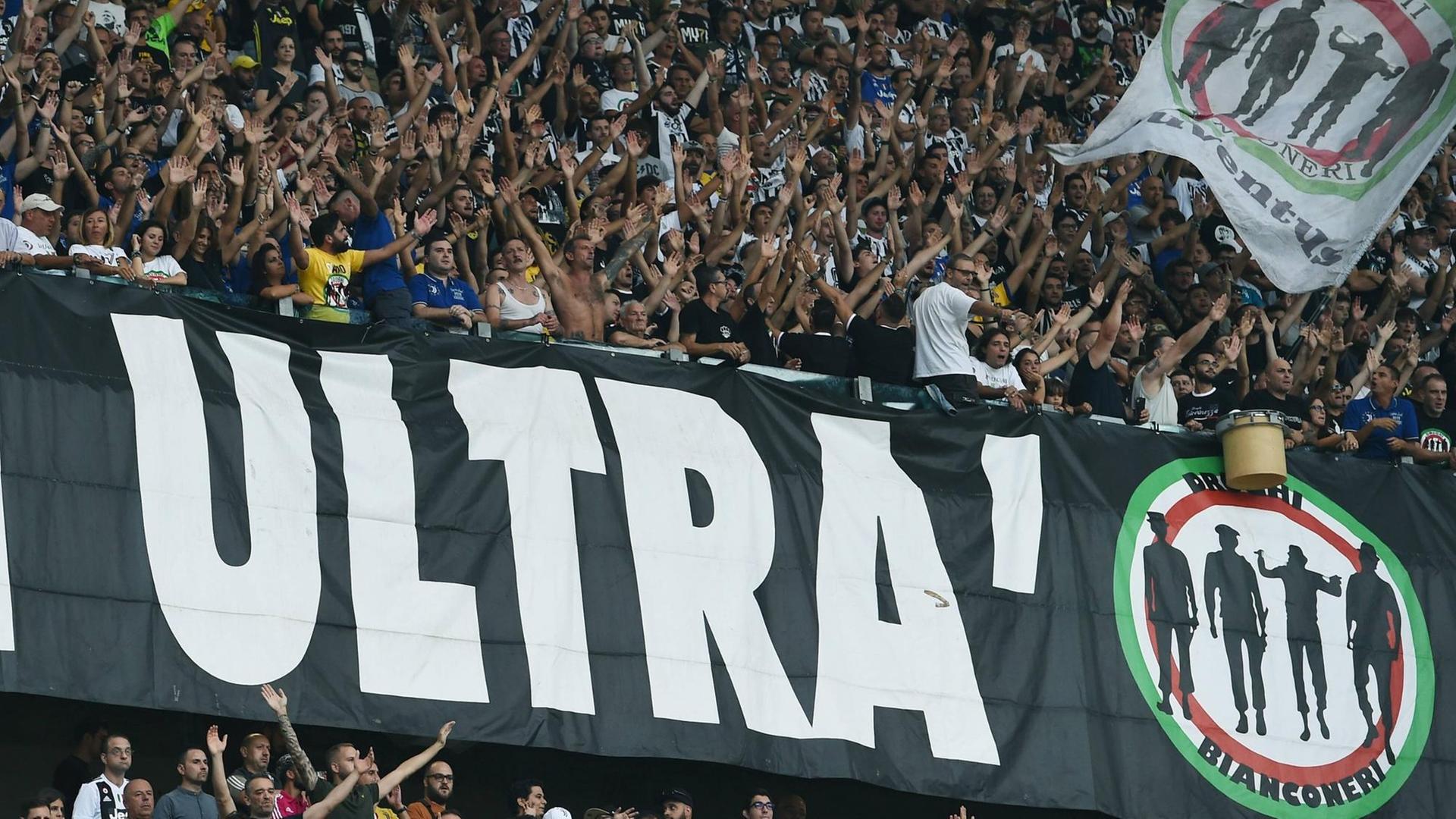 Aufnahme der Curva Sud im Stadion von Juventus Turin mit dem Plakat einer Ultra-Gruppierung bei einem Meisterschaftsspiel der italienischen Serie A Aufnahme der Curva Sud im Stadion von Juventus Turin mit dem Plakat einer Ultra-Gruppierung bei einem Meisterschaftsspiel der italienischen Serie A