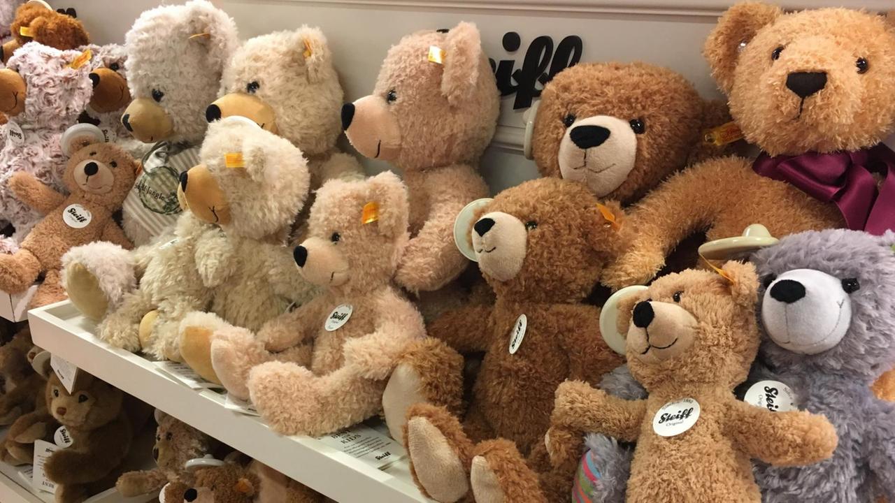 Teddybären in der Spielzeugabteilung Teddybären in der Spielzeugabteilung