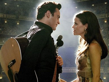 Joaquin Phoenix als Johnny Cash (links) und Reese Witherspoon als June Carter im Film "Walk The Line."