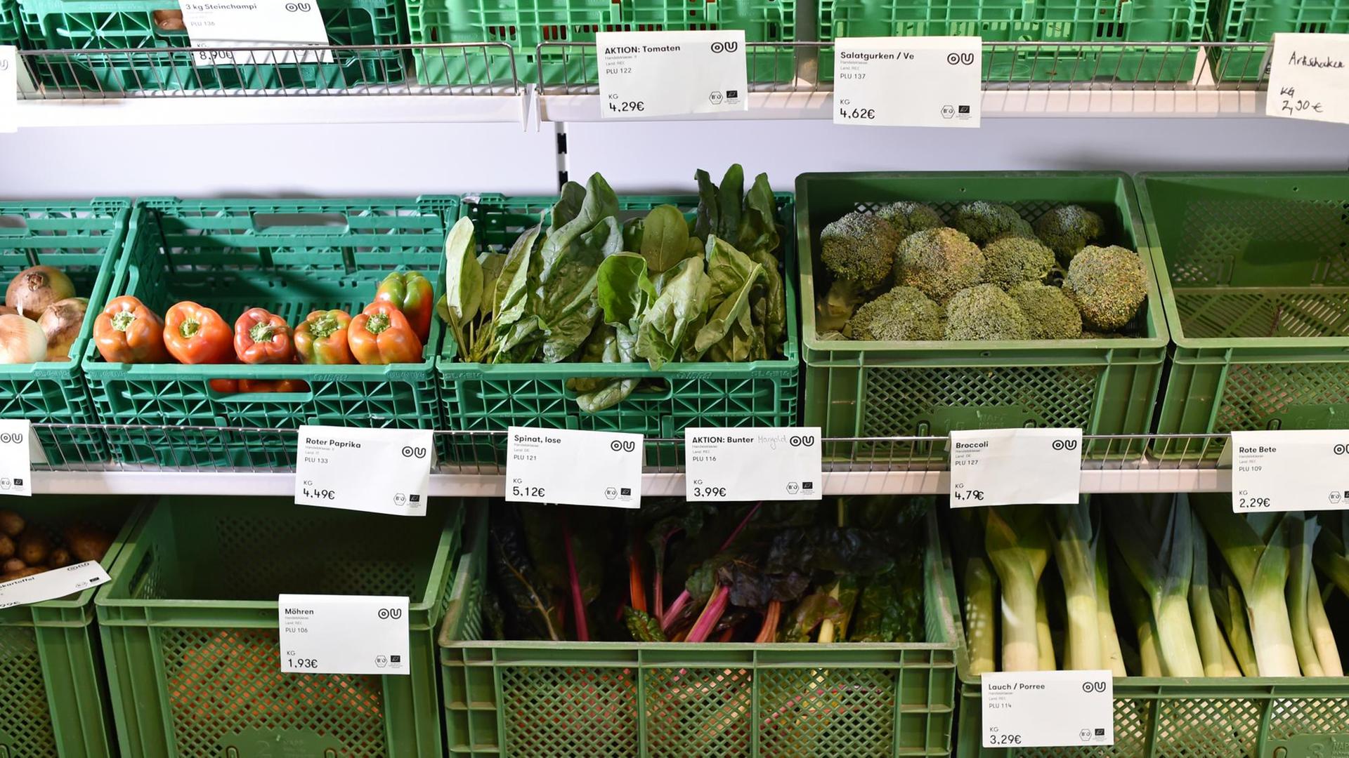 Paprika, Spinat, Mangold, Zwiebel, Möhren, Porree und Brokkoli liegen in einem Supermarkt. Paprika, Spinat, Mangold, Zwiebel, Möhren, Porree und Brokkoli liegen in einem Supermarkt.