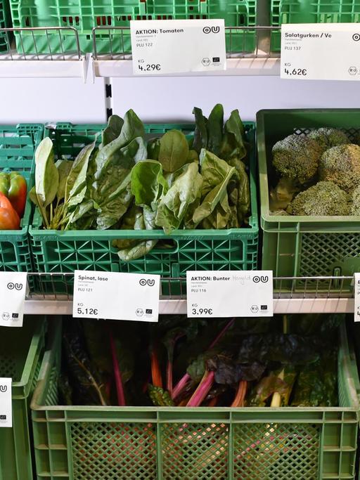 Paprika, Spinat, Mangold, Zwiebel, Möhren, Porree und Brokkoli liegen in einem Supermarkt.