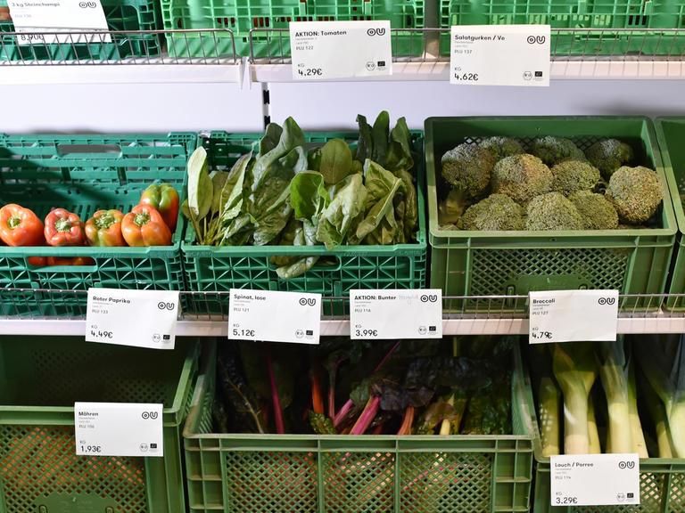 Paprika, Spinat, Mangold, Zwiebel, Möhren, Porree und Brokkoli liegen in einem Supermarkt.