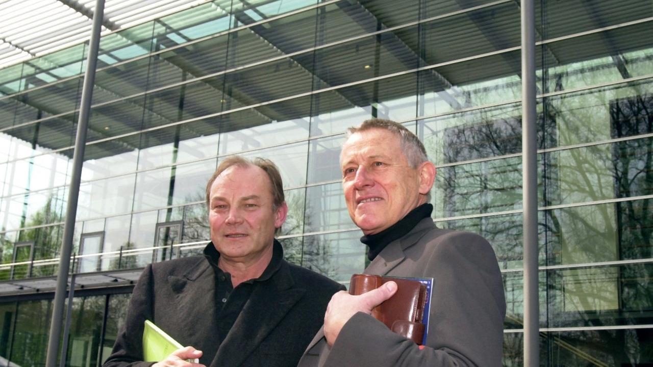 Schauspieler Klaus Maria Brandauer (l) unterhält sich am 30.4.2001 vor dem Ruhrfestspielhaus in Recklinghausen mit Festspielleiter Hansgünther Heyme.