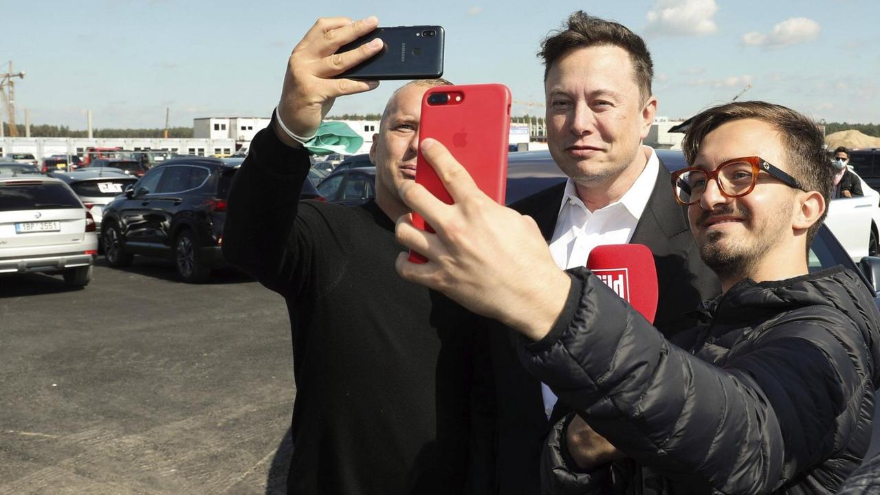 Elon Musk beim ersten Richtfest auf der Baustelle der Tesla Gigafactory in Brandenburg