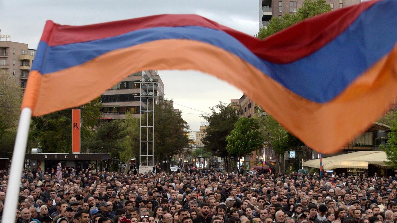 In der armenischen Hauptstadt Eriwan protestieren tausende Menschen gegen Präsident Sargsjan, der bald zum Regierungschef gewählt werden soll. In der armenischen Hauptstadt Eriwan protestieren tausende Menschen gegen Präsident Sargsjan, der bald zum Regierungschef gewählt werden soll.