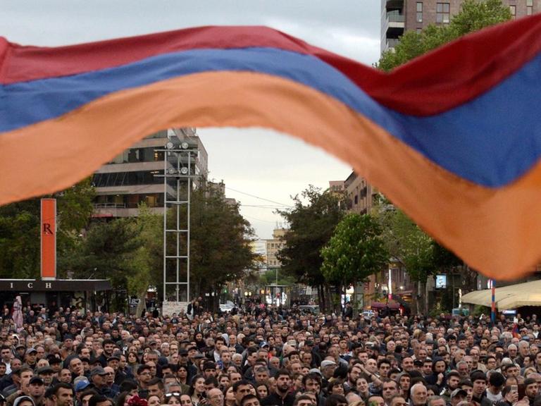 In der armenischen Hauptstadt Eriwan protestieren tausende Menschen gegen Präsident Sargsjan, der bald zum Regierungschef gewählt werden soll.