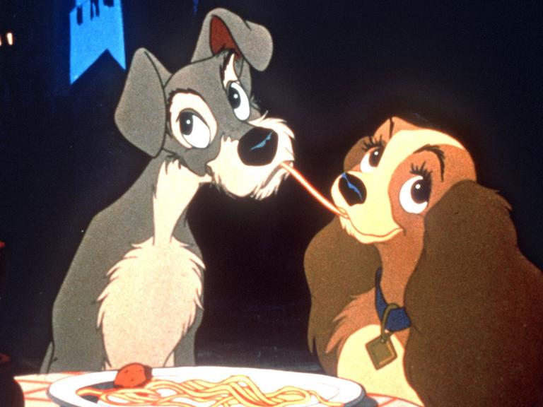 Susi (r) und Strolch in einer Szene des gleichnamigen Zeichentrick-Klassikers von Walt Disney aus dem Jahre 1955.