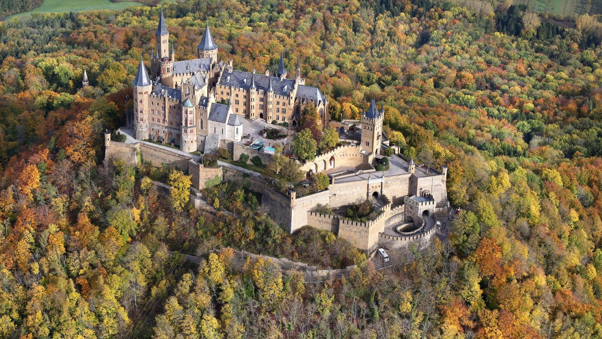 Die Burg Hohenzollern bei Bisingen in Baden-Württemberg. Die Burg Hohenzollern bei Bisingen in Baden-Württemberg.