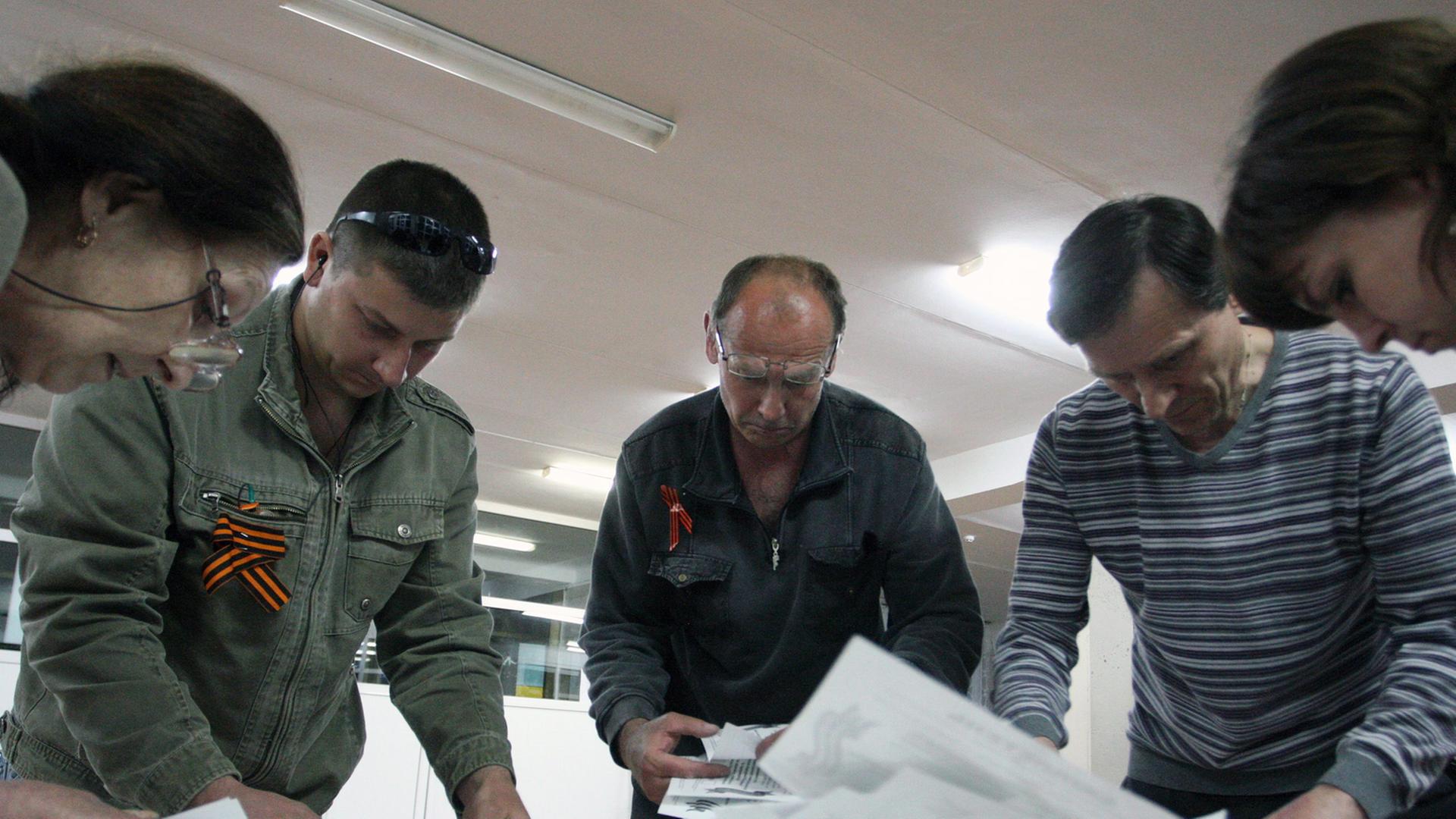 Mitglieder eines lokalen Wahlkomitees in Lugansk bei der Stimmauszählung nach dem Referendum in der Ostukraine Mitglieder eines lokalen Wahlkomitees in Lugansk bei der Stimmauszählung nach dem Referendum in der Ostukraine