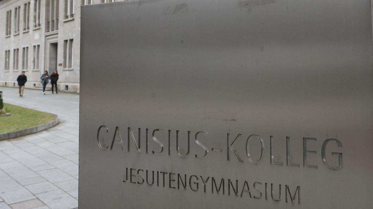 "Canisius Kolleg, Jesuitengymnasium" ist auf der Tafel vor dem Canisius-Kolleg am 22.01.20015 in Berlin zu lesen. "Canisius Kolleg, Jesuitengymnasium" ist auf der Tafel vor dem Canisius-Kolleg am 22.01.20015 in Berlin zu lesen.