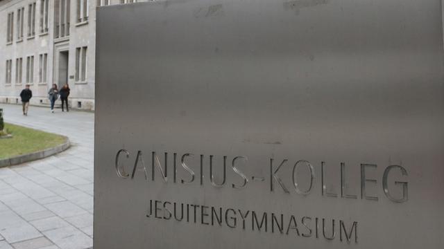 "Canisius Kolleg, Jesuitengymnasium" ist auf der Tafel vor dem Canisius-Kolleg am 22.01.20015 in Berlin zu lesen.