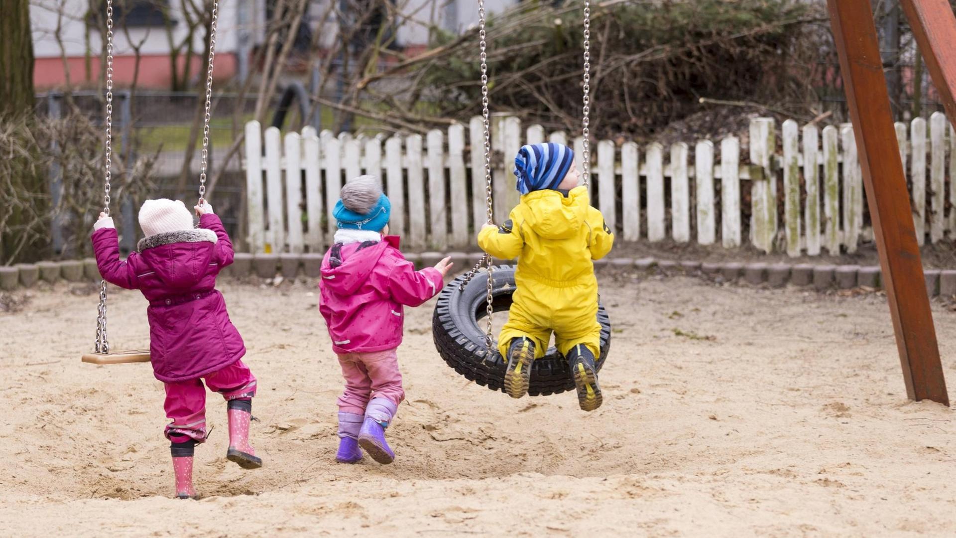 Kinder spielen in einem Spielplatz in Berlin. Kinder spielen in einem Spielplatz in Berlin.