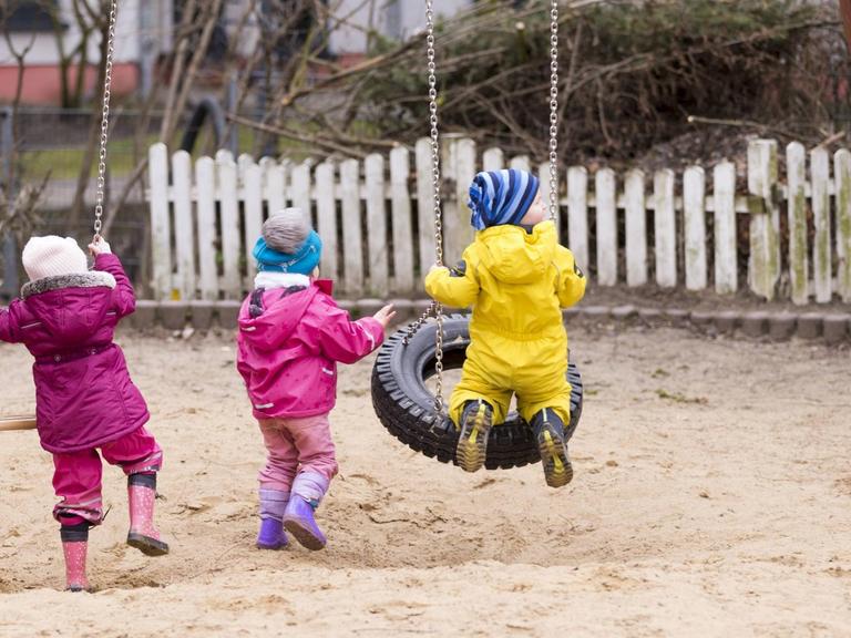 Kinder spielen in einem Spielplatz in Berlin.