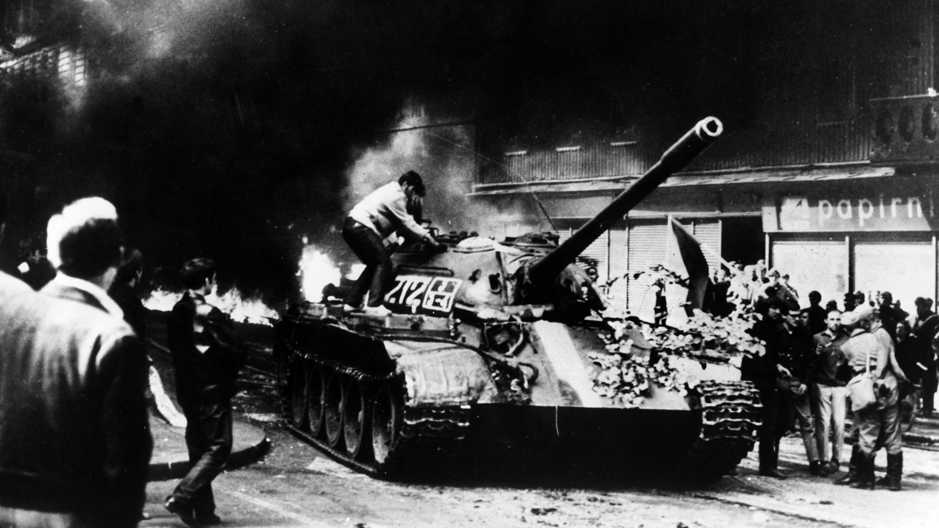 Ein Panzer der Sowjetunion vor dem Rundfunkgebäude in Prag am 21.08.1968 Ein Panzer der Sowjetunion vor dem Rundfunkgebäude in Prag am 21.08.1968