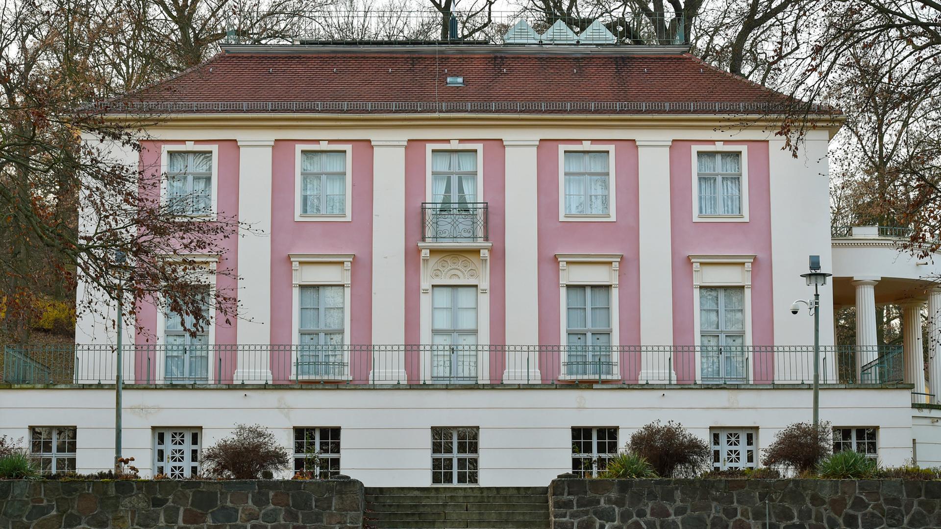 Das Schloss in der Stadt Bad Freienwalde im Landkreis Märkisch-Oderland (Brandenburg). 1798/99 war das Schloss von David Gilly für die Königin Friederike Luise errichtet worden. Das Schloss in der Stadt Bad Freienwalde im Landkreis Märkisch-Oderland (Brandenburg). 1798/99 war das Schloss von David Gilly für die Königin Friederike Luise errichtet worden.