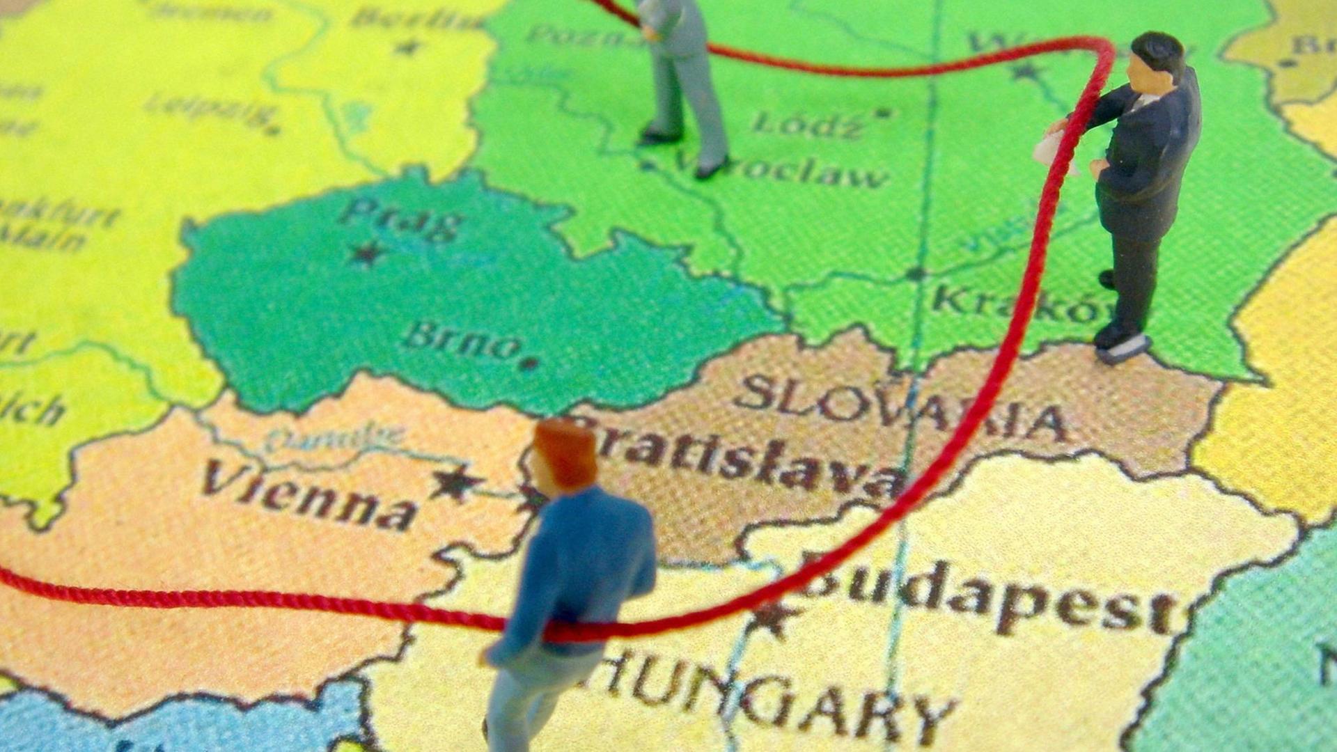 Eine Landkarte Europas, auf einer rote Linie die Wanderung von Arbeitern symbolisiert. Drei verteilte Figuren stellen Arbeiter da. Eine Landkarte Europas, auf einer rote Linie die Wanderung von Arbeitern symbolisiert. Drei verteilte Figuren stellen Arbeiter da.