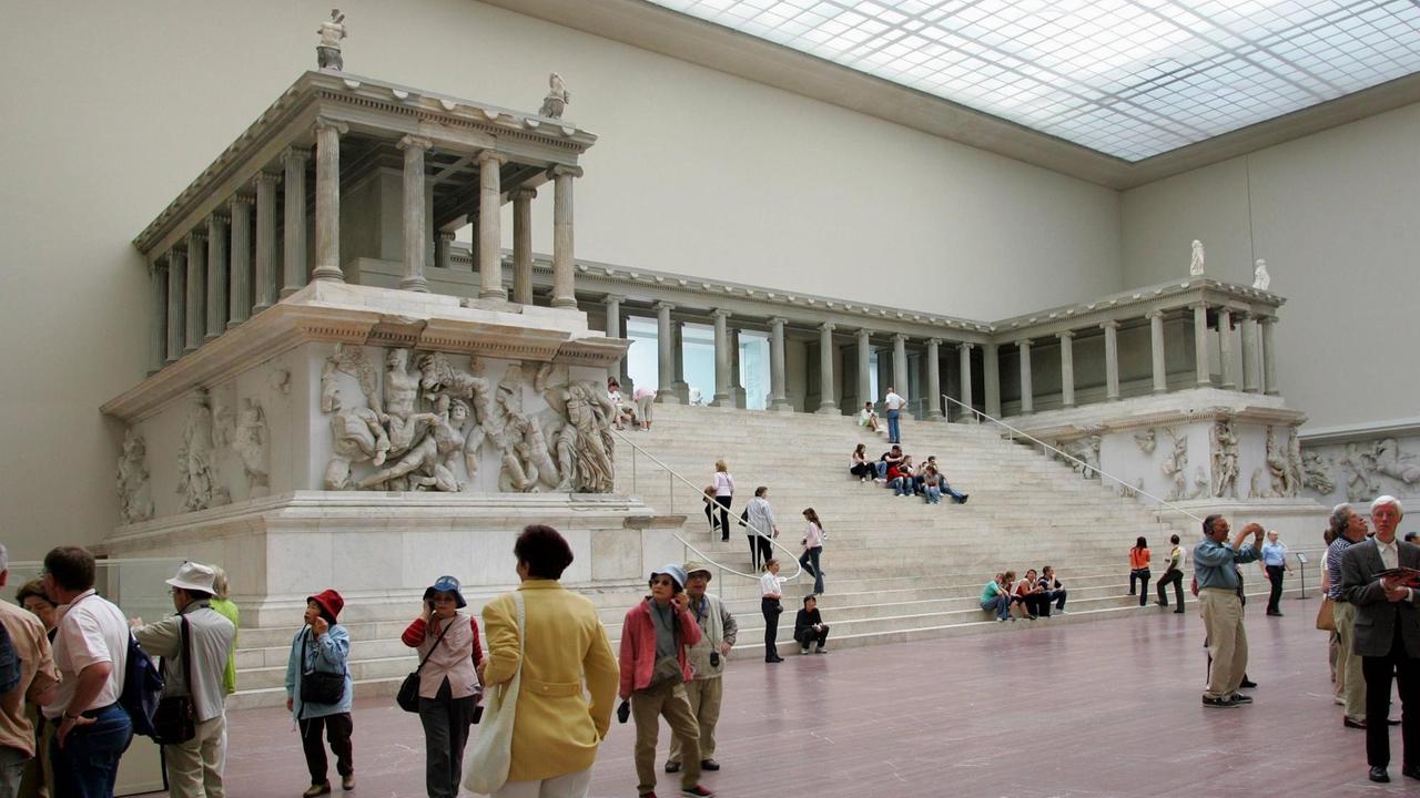 Ein Farbfoto zeigt eine Totalansicht der Rekonstruktion des antiken Pergamon-Tempels im Pergamonmuseum in Berlin
Ein Farbfoto zeigt eine Totalansicht der Rekonstruktion des antiken Pergamon-Tempels im Pergamonmuseum in Berlin