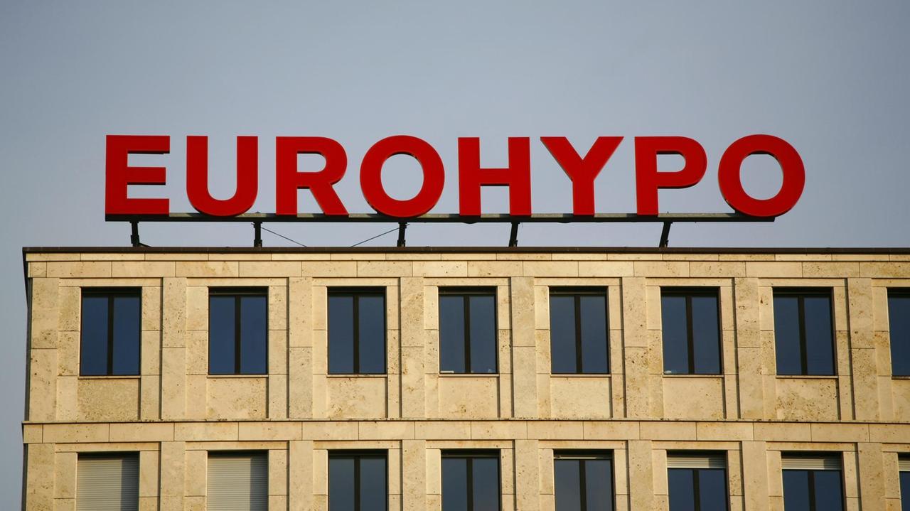 Ein Schriftzug der Bank "Eurohypo" steht auf einem Geschäftsgebäude in Berlin. 